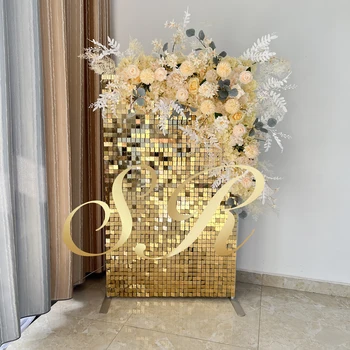 Самый популярный цвет - блестящее светло-золотое с прозрачной сеткой сзади и клипсой shimmer wall для свадебного оформления