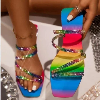Тапочки на плоской подошве 2023, Летние модные сандалии со стразами ярких цветов для девочек, пляжные женские тапочки без застежки с радужными кристаллами на открытом воздухе