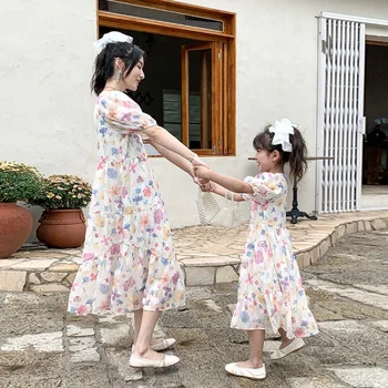 Платье для мамы и дочки, новинка 2023 года, семейная одинаковая одежда, Летнее милое винтажное платье с цветочным рисунком во французском стиле, детская одежда для девочек